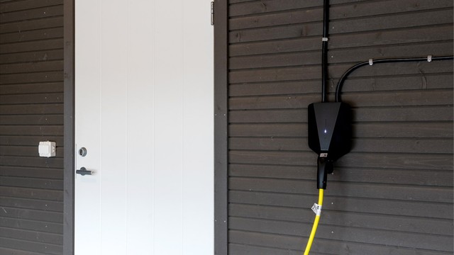 Parkeringsplassen er utstyrt med elbillader. I bakkant ligger en privat bod på 5 kvm.