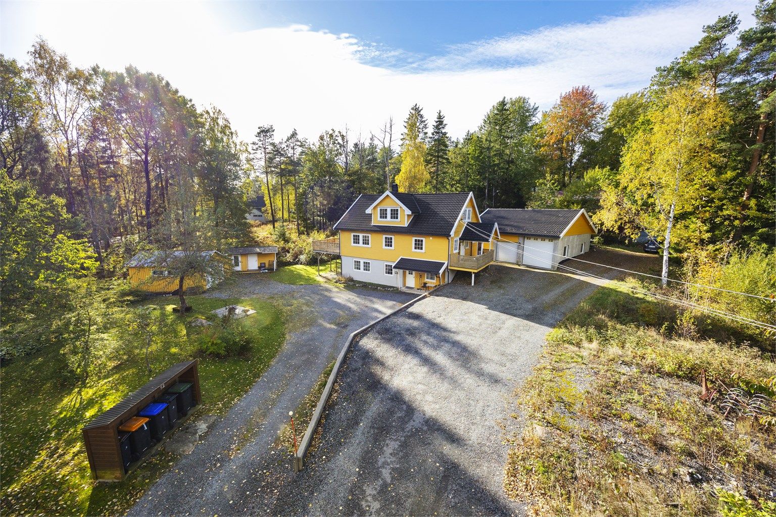Enebolig over tre plan med egen utleiedel, dobbelgarasje og romslig tomt på Nedre Gartha.
