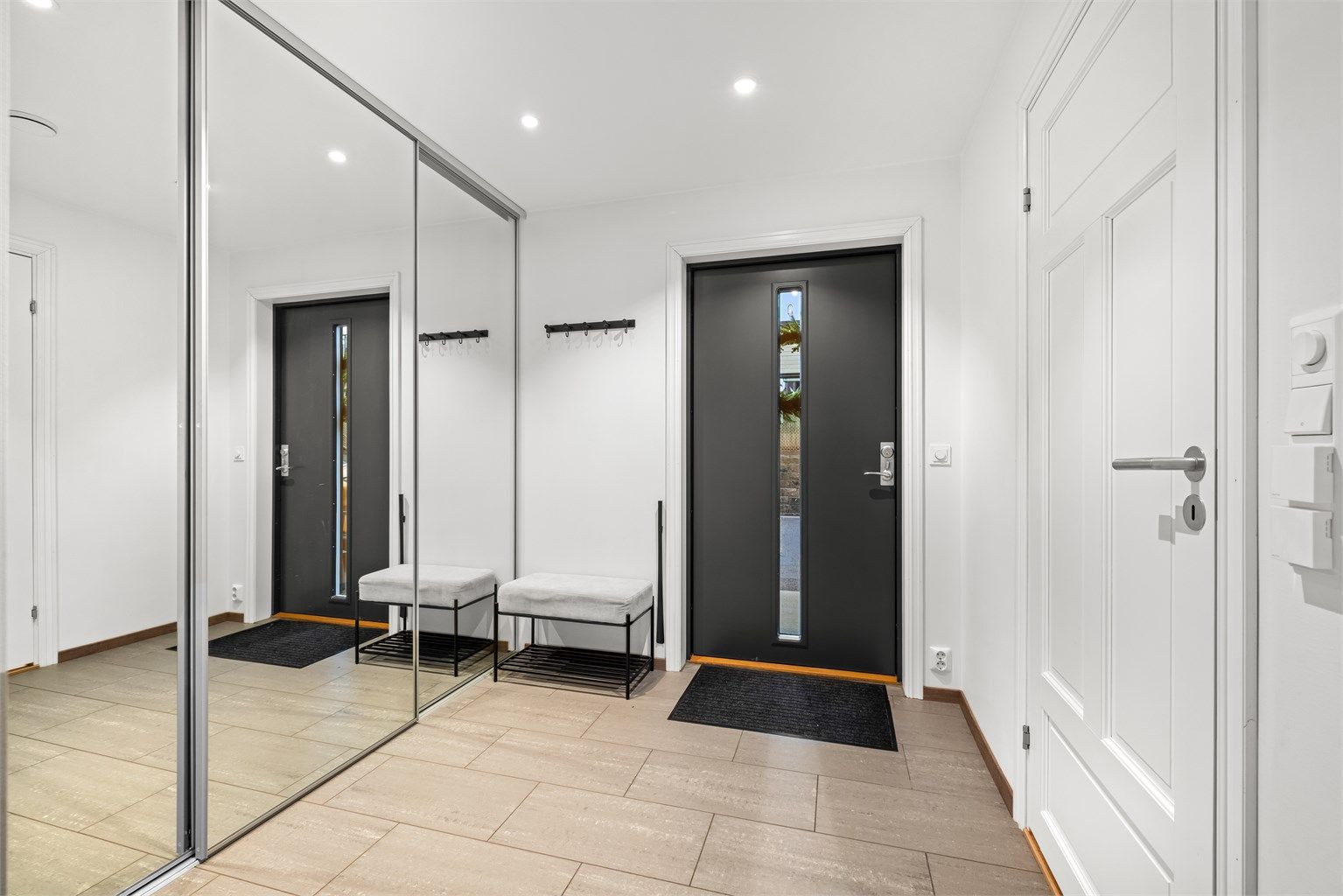 Vel innenfor møtes du av en lys entré med en romslig skyvedørsgarderobe med speilfronter. Varmekabler i gulv.