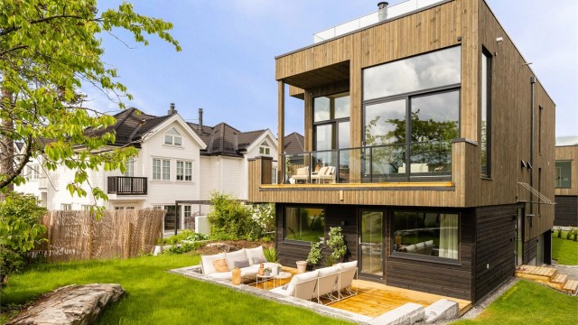 Nyoppført frittliggende enebolig som ble ferdigstilt i mai 2026. Huset er tegnet av Strand/Løken arkitekter AS og er oppført etter TEK17 og dens krav til byggeteknikk, isolasjon, innemiljø osv. - Foto: Lens85