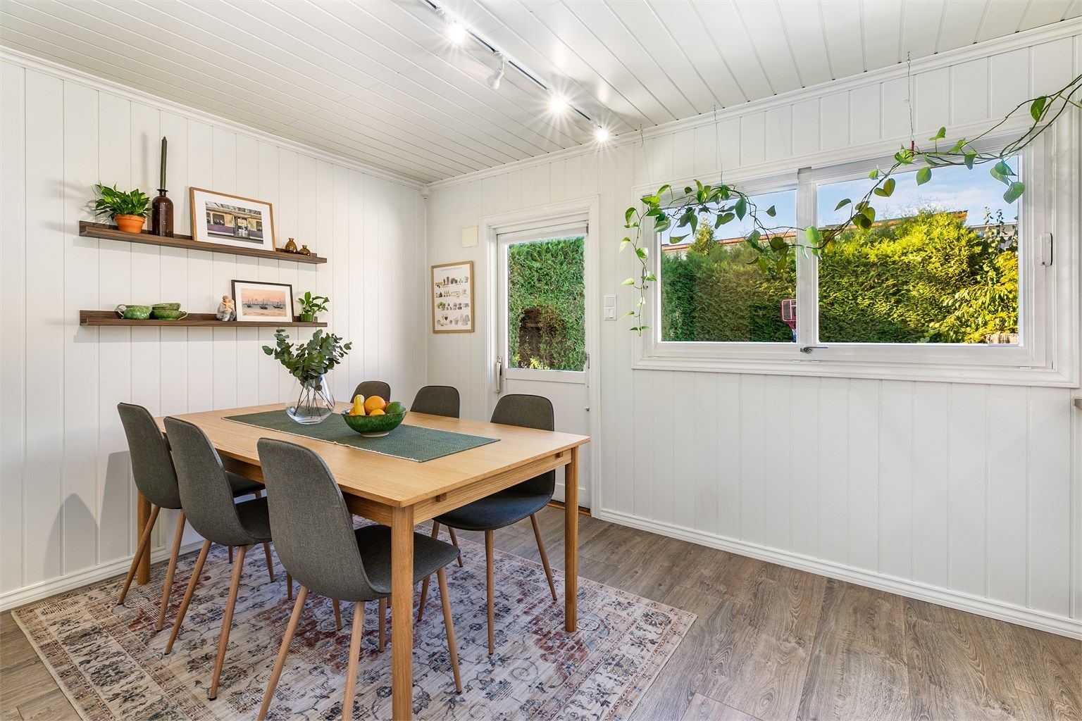 På kjøkkenet er det rom for en større spisegruppe.  Måltidene kan også enkelt tas med til den store terrassen utenfor.