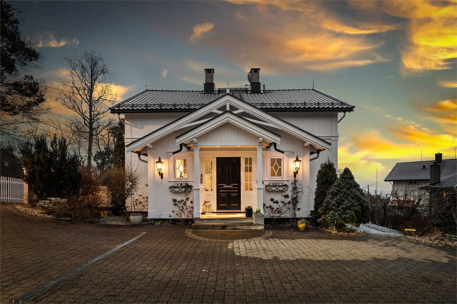 Vakker klassisk villaeiendom med fjordutsikt og parkmessig opparbeidet tomt. Biloppstillingsplasser og putting green.