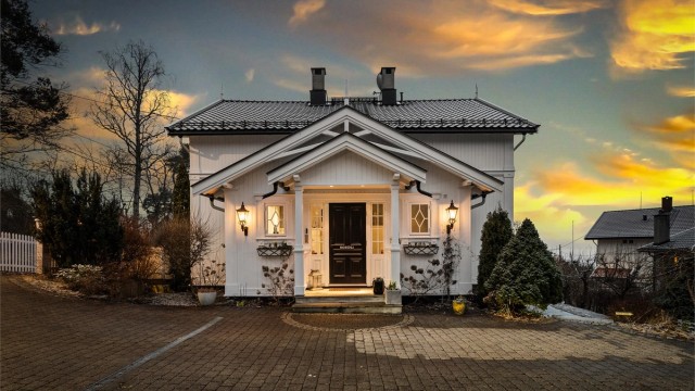 Vakker klassisk villaeiendom med fjordutsikt og parkmessig opparbeidet tomt. Biloppstillingsplasser og putting green.