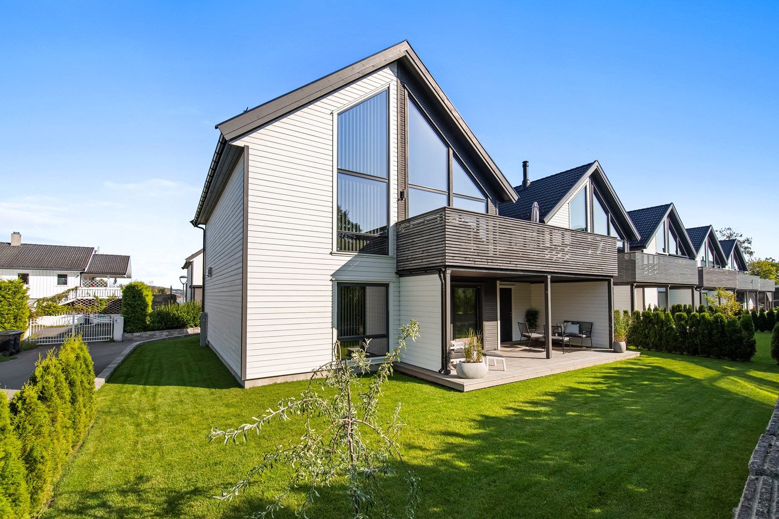 Fantastisk beliggende enebolig i sjønære omgivelser