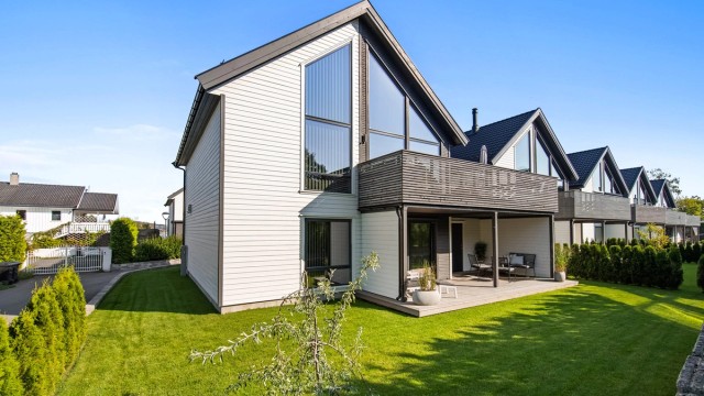 Fantastisk beliggende enebolig i sjønære omgivelser