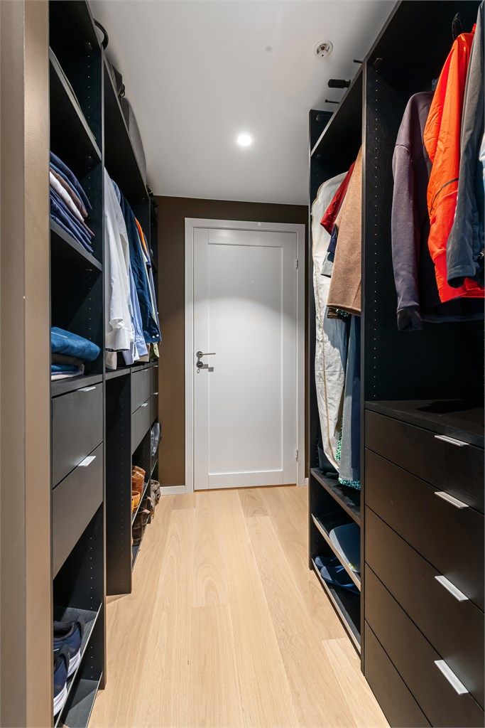 Fra garderoberom er det tilkomst til innvendig bod