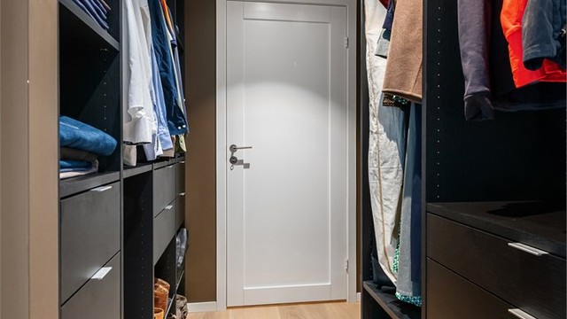 Fra garderoberom er det tilkomst til innvendig bod