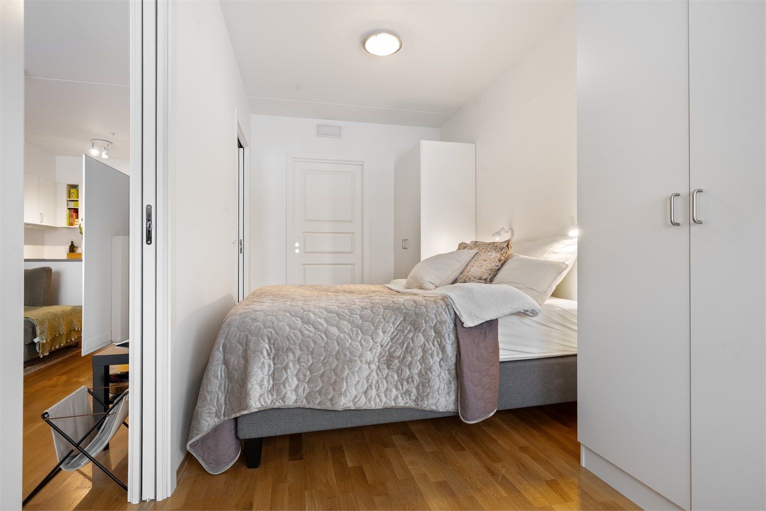 Innvendig bod fra soverommet som man kan bruke til lagring eller eventuell garderobe