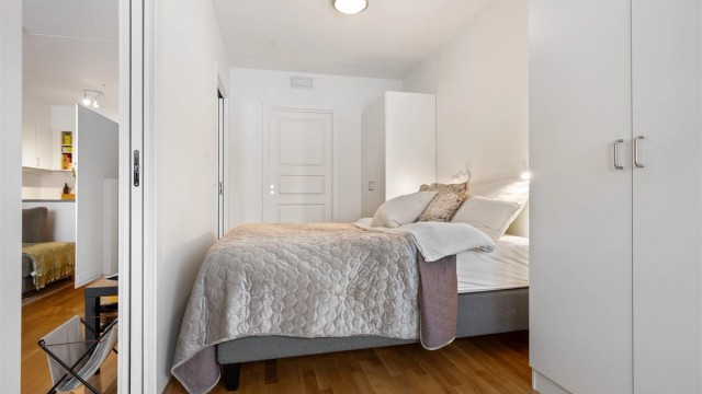 Innvendig bod fra soverommet som man kan bruke til lagring eller eventuell garderobe