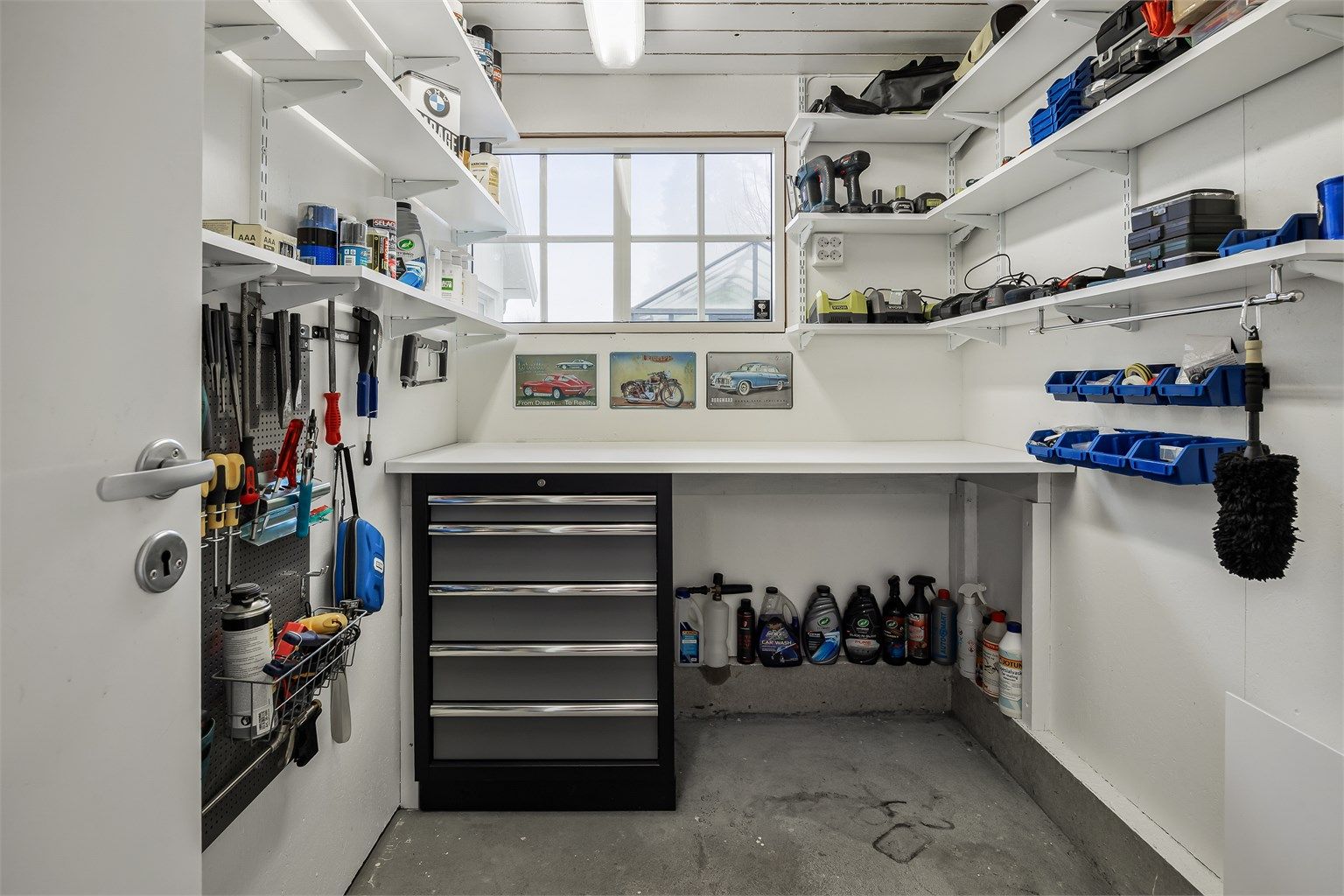 I tilknytning til garasjen er det en praktisk, isolert bod på ca. 4 m².