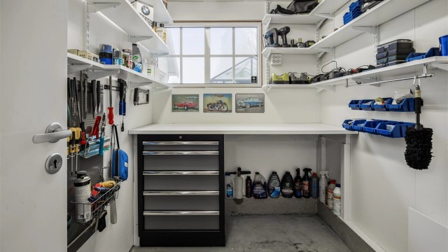 I tilknytning til garasjen er det en praktisk, isolert bod på ca. 4 m².