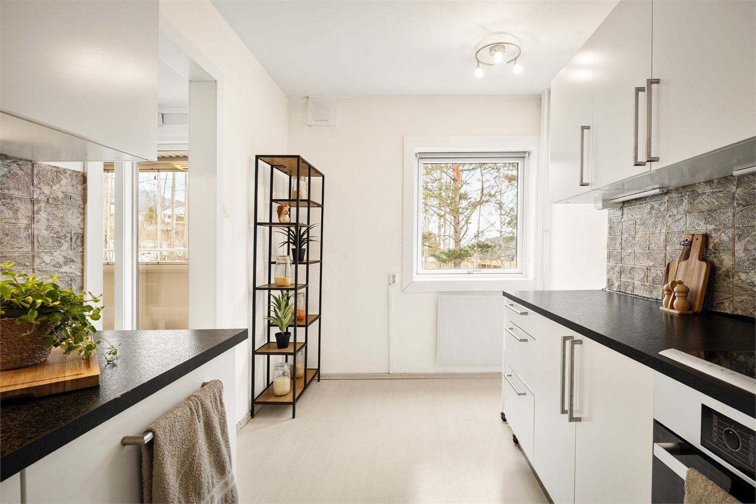 Det er plass til en liten spisegruppe på kjøkkenet under vinduet for en hyggelig frokost plass.