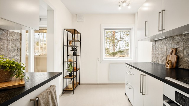 Det er plass til en liten spisegruppe på kjøkkenet under vinduet for en hyggelig frokost plass.