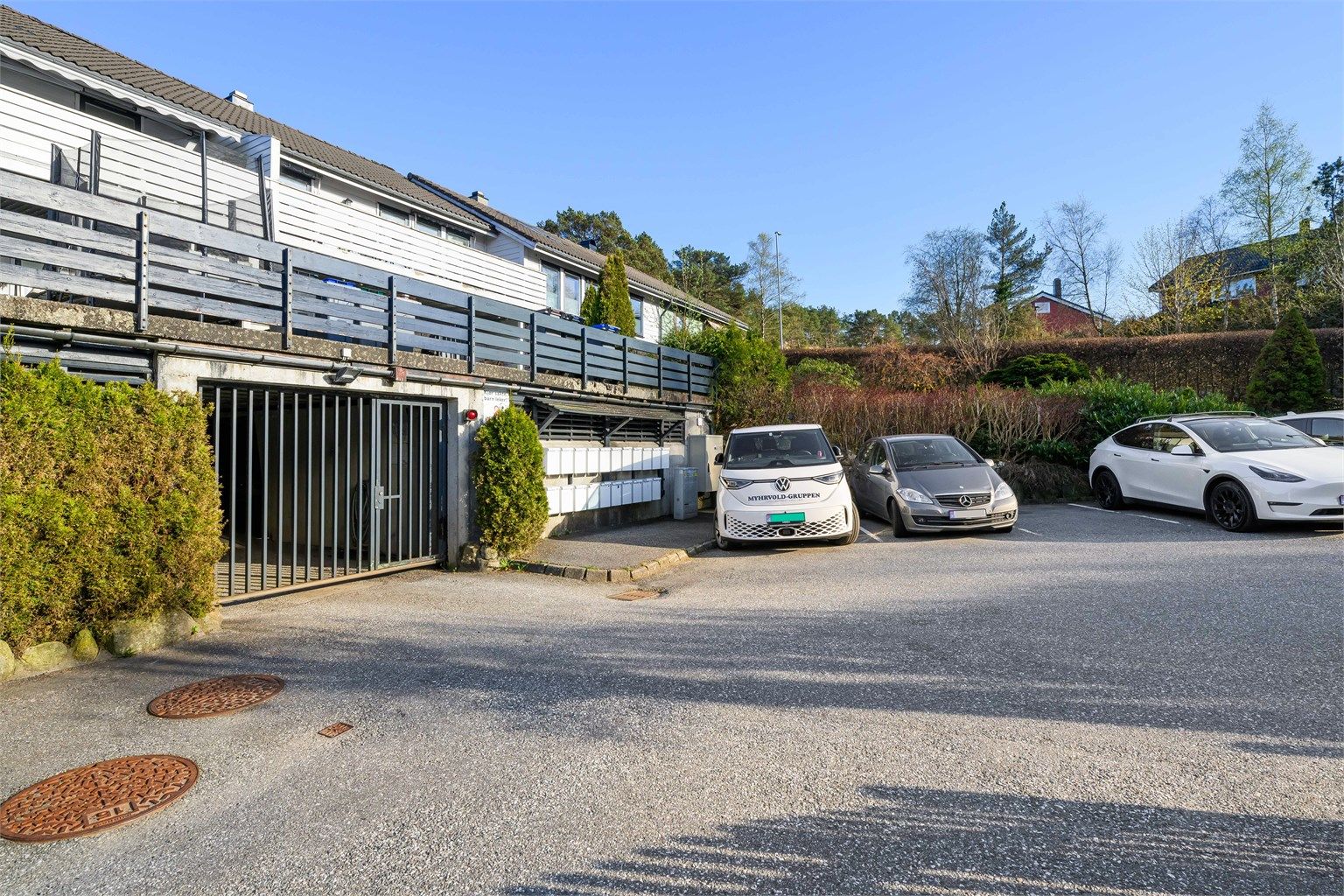 Gjesteparkering og innkjørsel til garasjeanlegg.