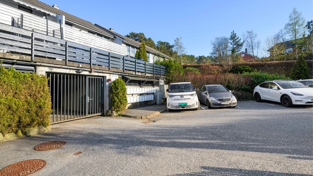 Gjesteparkering og innkjørsel til garasjeanlegg.