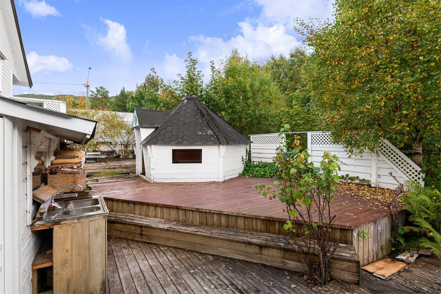 Oppført grillhytte på deler av terrassen mot øst
