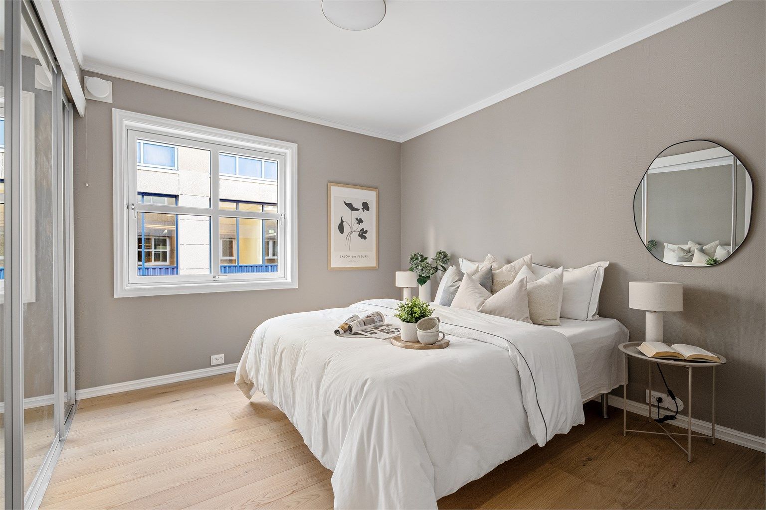 Soverom I er av god størrelse og har skyvedørsgarderobe med speilfronter, som gir god oppbevaringsplass. Det er plass til stor seng og nattbord. Nymalte veggflater og ny enstavs parkett på gulv.