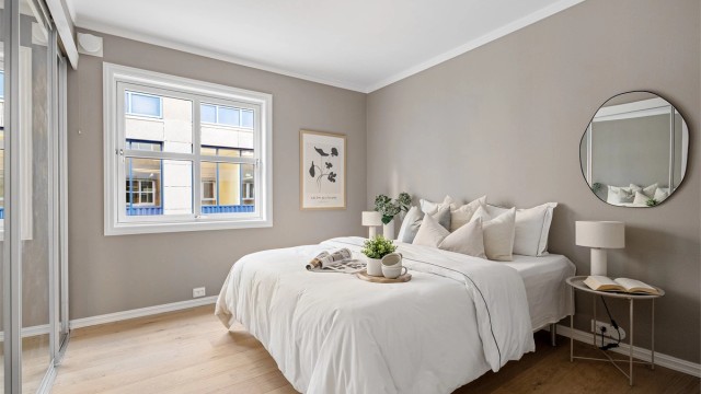 Soverom I er av god størrelse og har skyvedørsgarderobe med speilfronter, som gir god oppbevaringsplass. Det er plass til stor seng og nattbord. Nymalte veggflater og ny enstavs parkett på gulv.