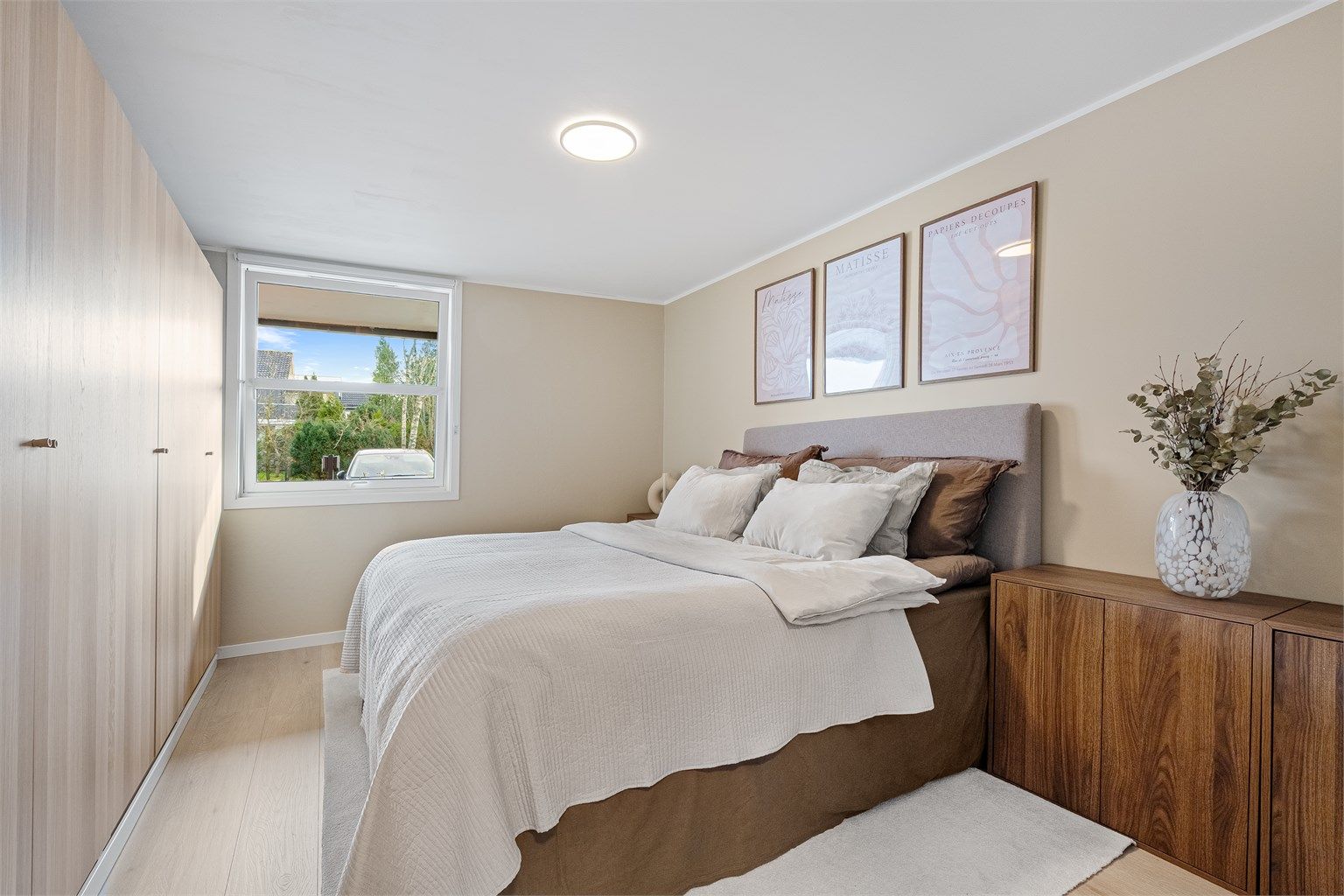 Soverom II med rikelig oppbevaring i garderobeskap. 