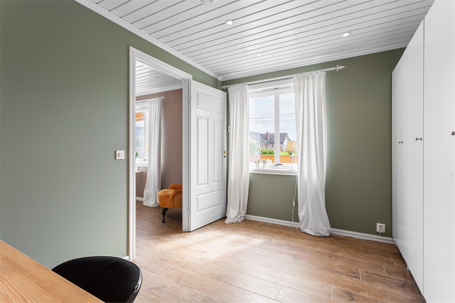Kontor med gulvvarme innredet med garderobeksap