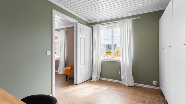 Kontor med gulvvarme innredet med garderobeksap