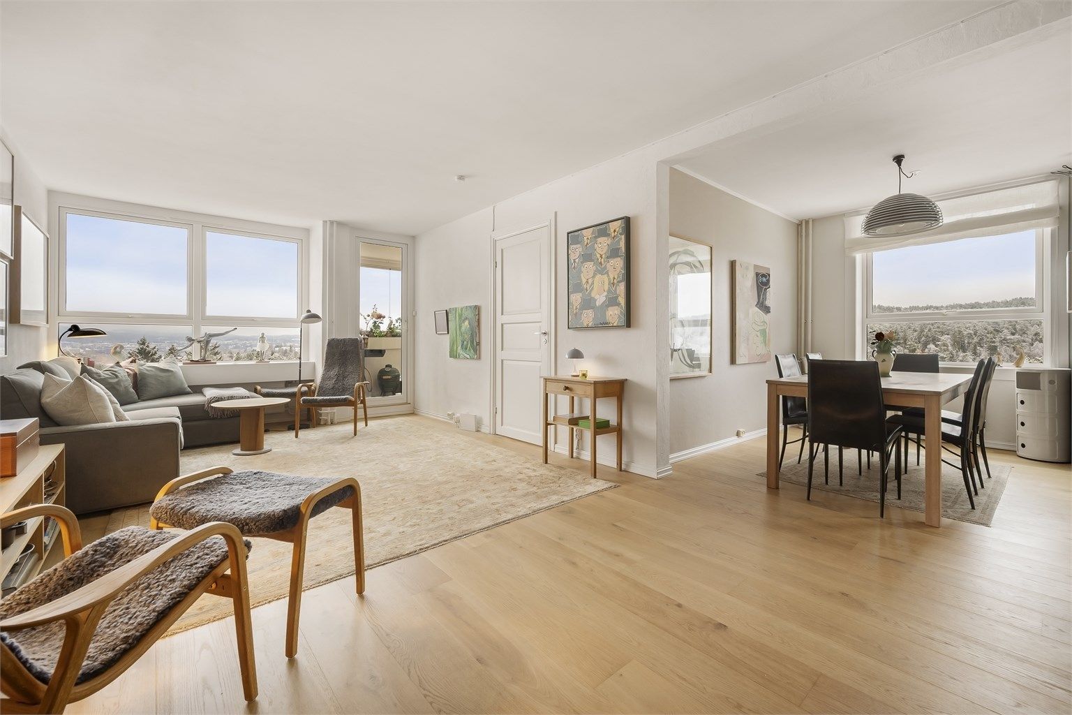 Store vindusflater både mot nord og øst sørger for flotte lysforhold i leiligheten.