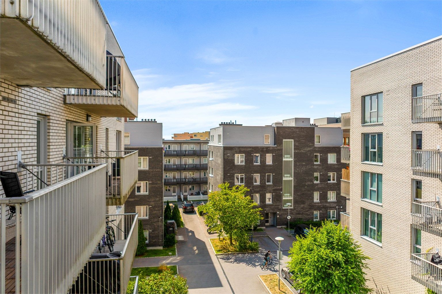 Leiligheten ligger luftig til i fjerde etasje med utsyn mot sameiets grønne og velstelte fellesområder.