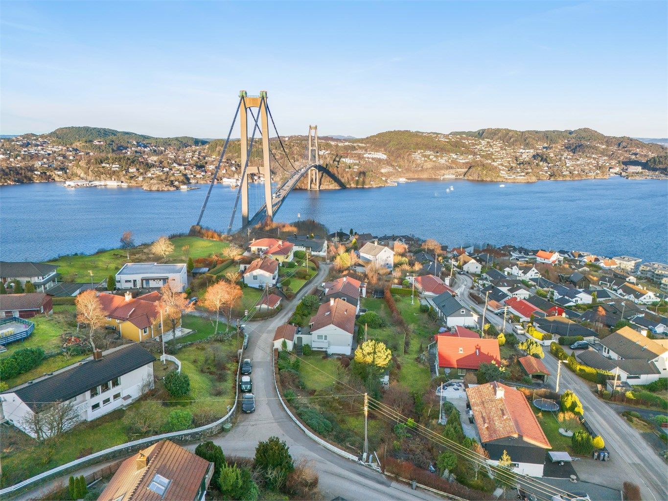 Tomten har rammetillatelse for oppføring av enebolig over 2 etasjer. 