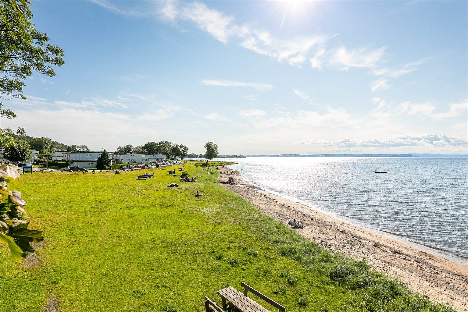 Fra leiligheten er det kun kort rusleavstand ned til idylliske Refsnesstranda, den nærmeste av et rikt antall badesteder på øya.
