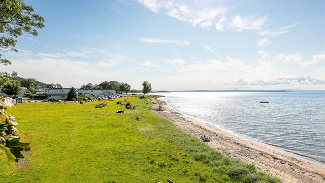 Fra leiligheten er det kun kort rusleavstand ned til idylliske Refsnesstranda, den nærmeste av et rikt antall badesteder på øya.