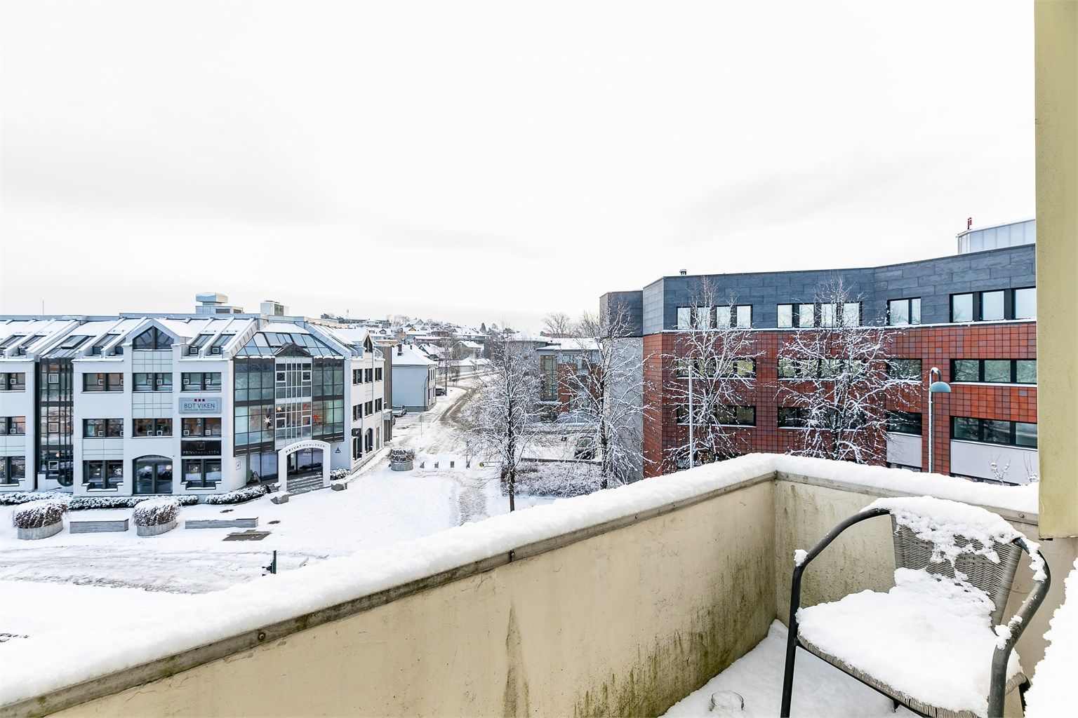 I årets varmere måneder er det sol på balkongen morgen og formiddag. Bildet er tatt før fasaden ble malt.