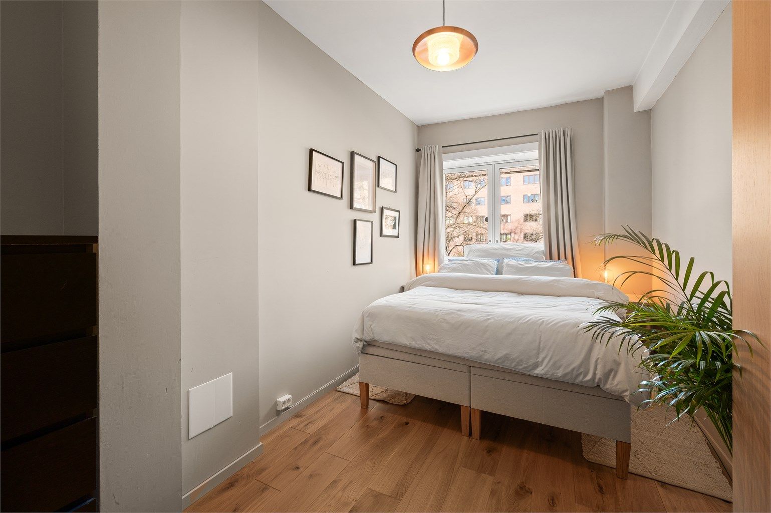 Soverommet har god plass til dobbeltseng og tilhørende nattbord. 