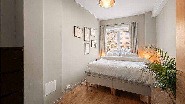 Soverommet har god plass til dobbeltseng og tilhørende nattbord.