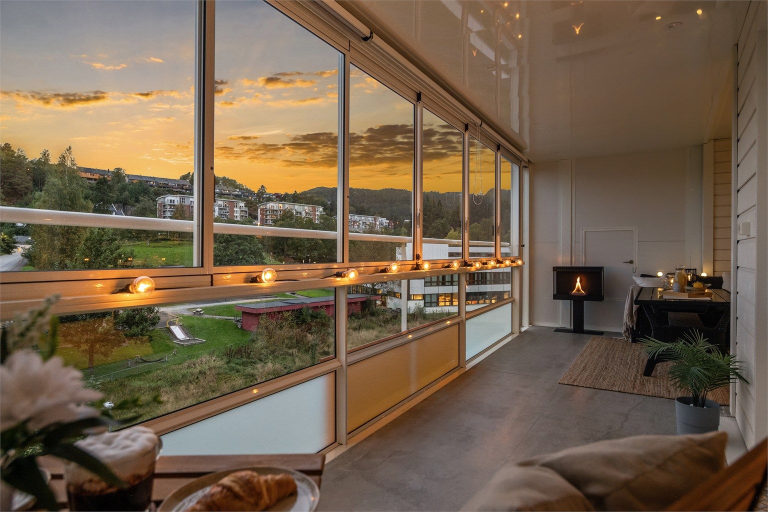 Nydelig utsikt med nærhet til naturen- Her kan man nyte det fine været i en romslig, innglasset balkong med svært gode solforhold