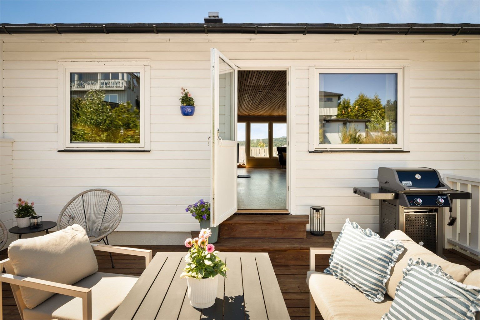 Fra kjøkkenet er det utgang til en romslig terrasse på 27 kvm med god plass til spisegruppe. 