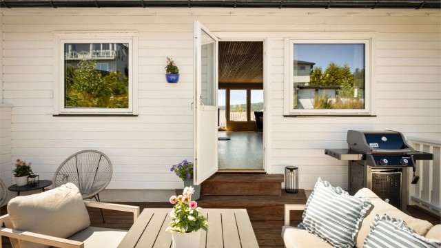 Fra kjøkkenet er det utgang til en romslig terrasse på 27 kvm med god plass til spisegruppe.