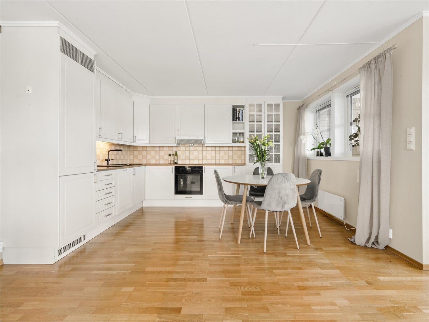 Kjøkkenets større antall av skap og skuffer har til sammen gode oppbevaringsmuligheter for utstyr til daglig bruk.