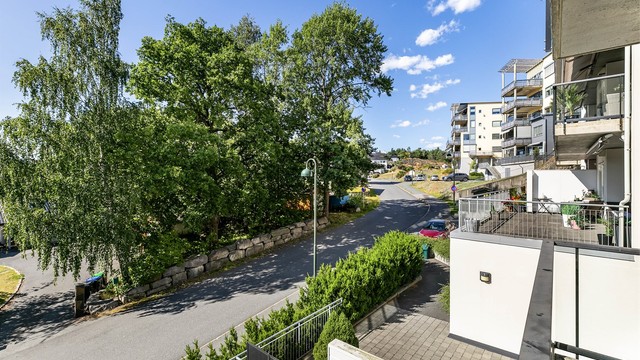 Utsyn fra ytre del av balkongen, til nabolaget og Røysveiens øvre del.