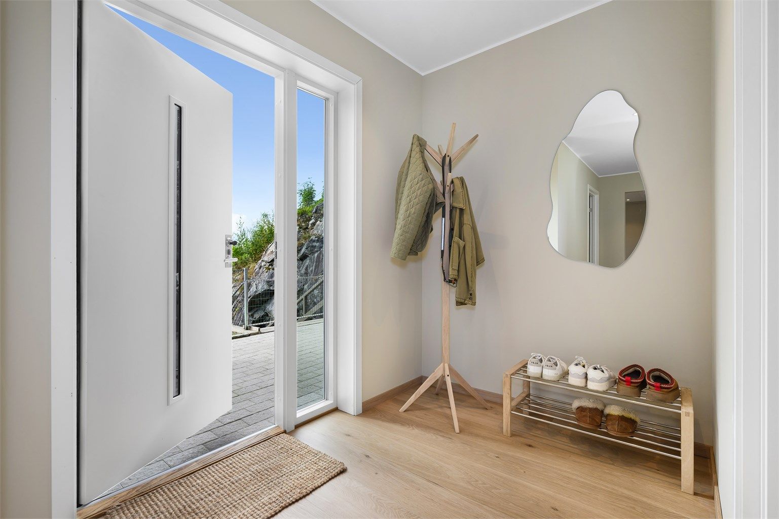 Velkommen inn til en stor og romslig entré.