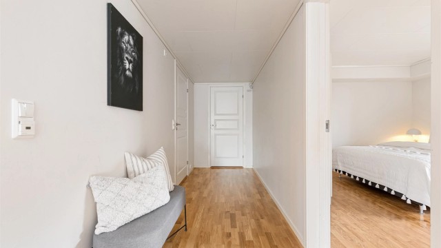 Bildet er tatt fra stue/kjøkken mot hovedsoverom til høgre, bad til venstre og bod rett frem