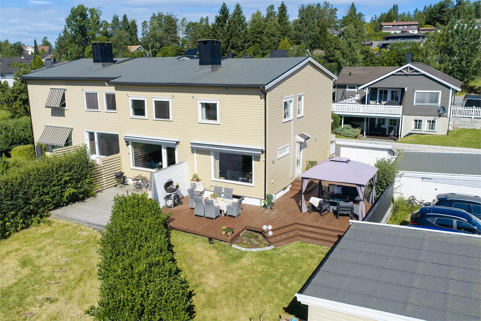 Stor, sydøstvendt markterrasse på ca. 55 m² og en skjermet hage gjør uteområdet til en naturlig forlengelse av boligen.