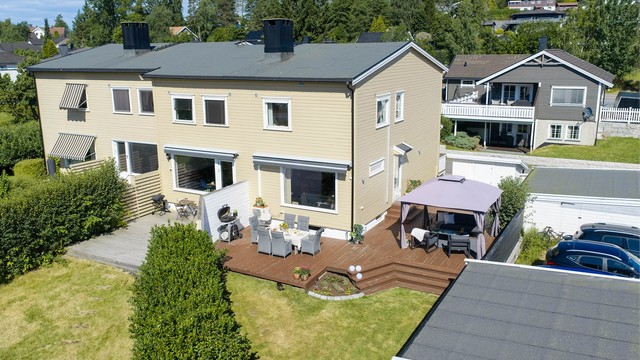 Stor, sydøstvendt markterrasse på ca. 55 m² og en skjermet hage gjør uteområdet til en naturlig forlengelse av boligen.