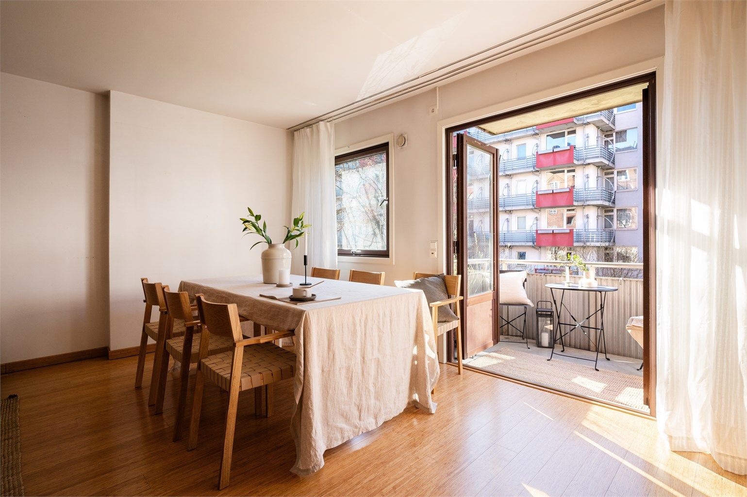 Doble balkongdører sørger for svært mye naturlig lys inn i rommet.