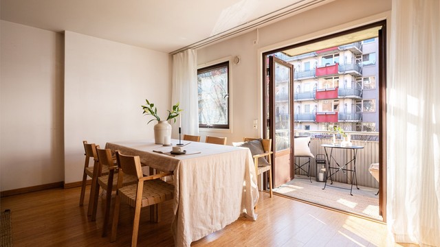 Doble balkongdører sørger for svært mye naturlig lys inn i rommet.