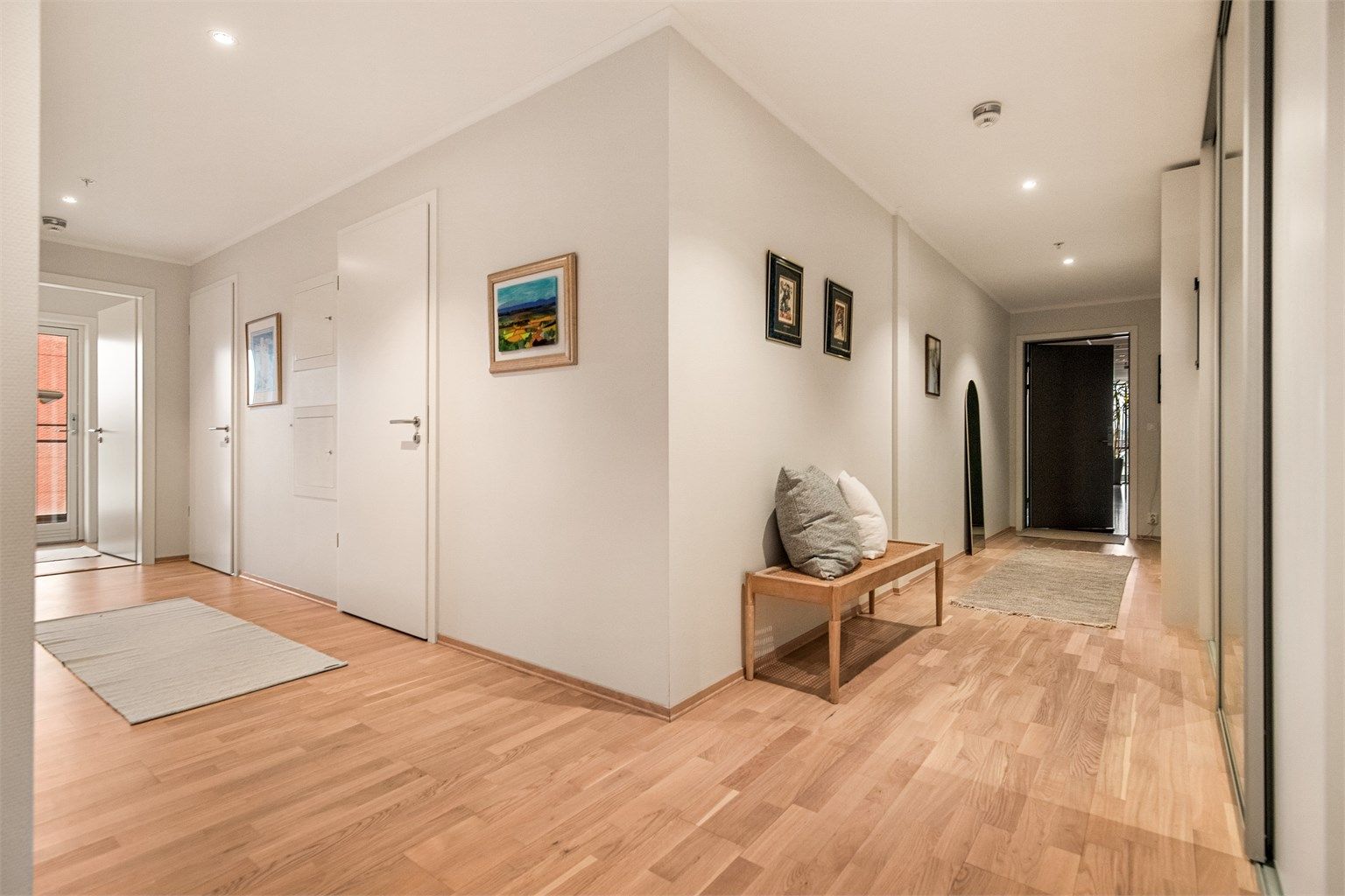 Stor gang/entrè med skyvedørsgarderobe med speilfront. Downlights i tak