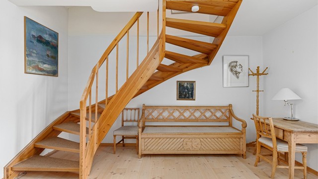 Inngangen til leiligheten ligger i byggets 4.etasje, med interne trapp til 3. etasje