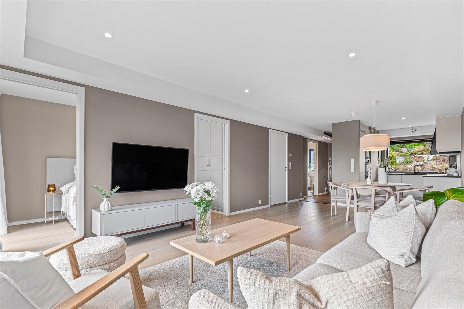 Stue - åpen løsning mot kjøkken noe som gjør det ekstra sosialt når noen i husstanden lager en god middag