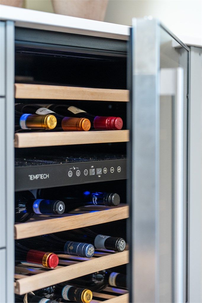 Kjøkkenet er utstyrt med et eget vinskap.