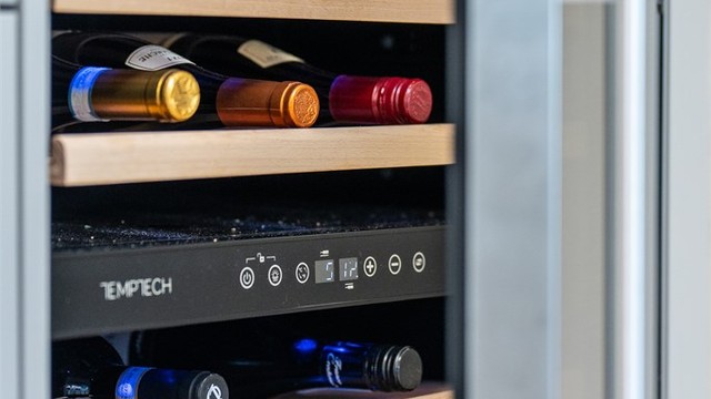 Kjøkkenet er utstyrt med et eget vinskap.