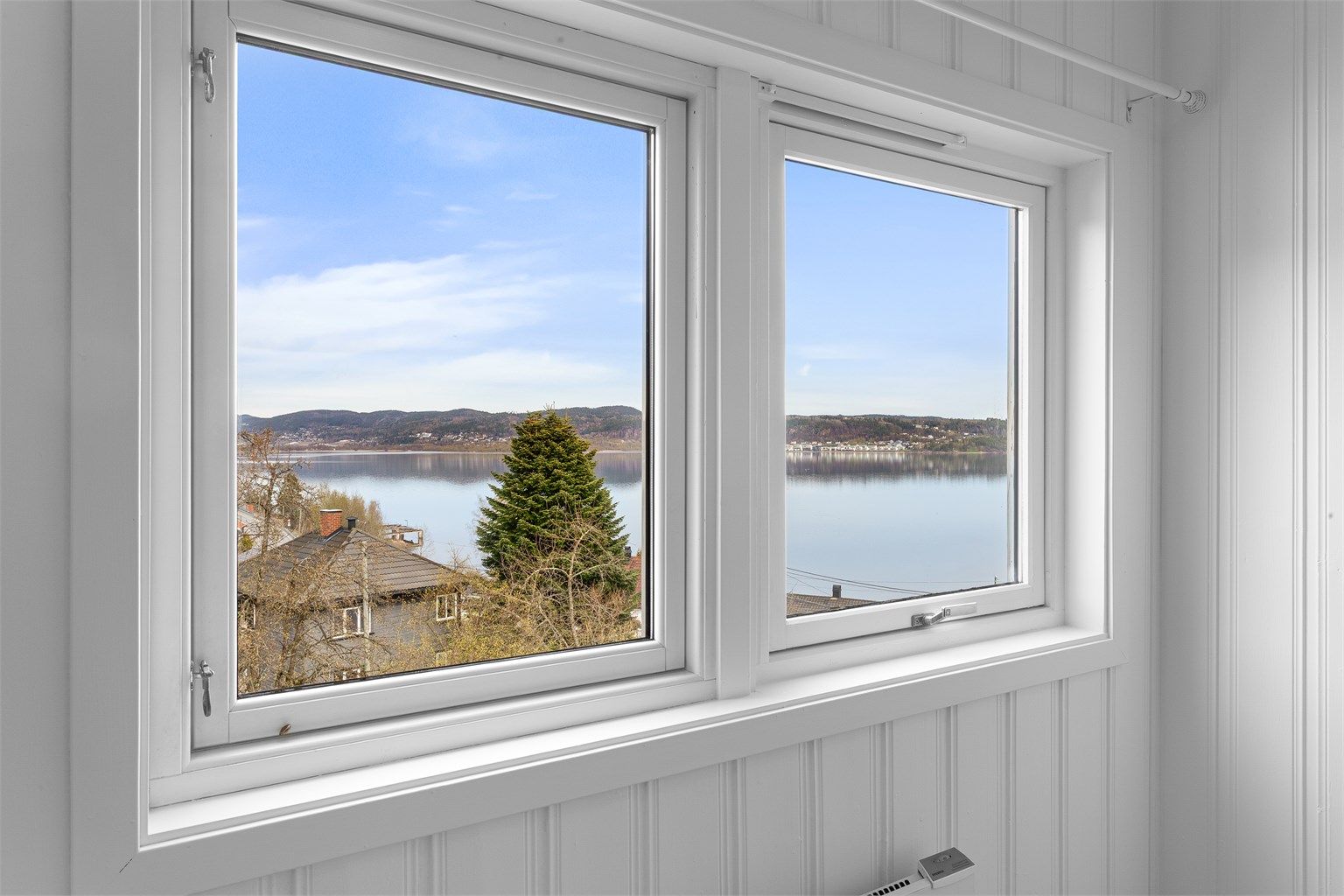 Også fra loftsleiligheten er det fin utsikt mot fjorden.